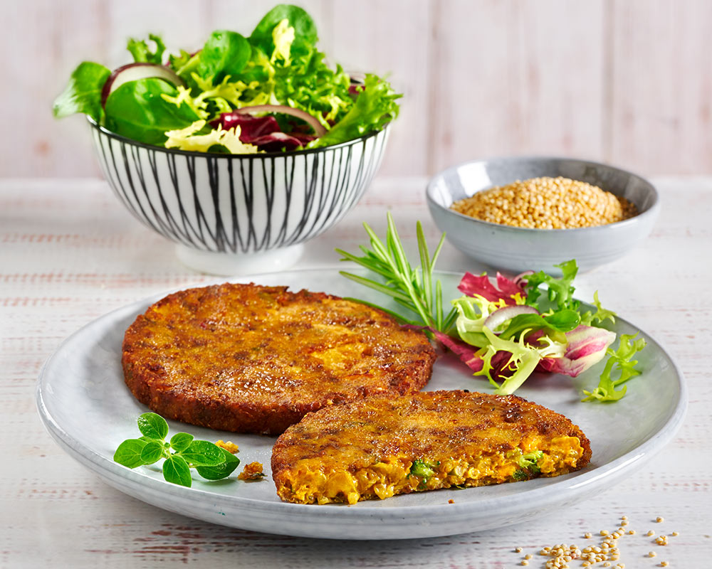 Smaakvolle patty van superfood Quinoa, ui, paprika en een Aziatische Kerrie kruiding.