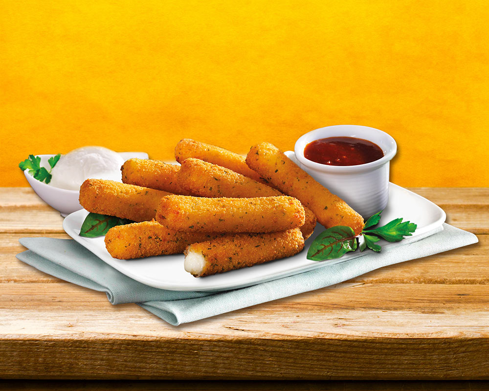 Smaakvolle mozzarella kaassticks omhuld met een gekruid gepaneerde coating.